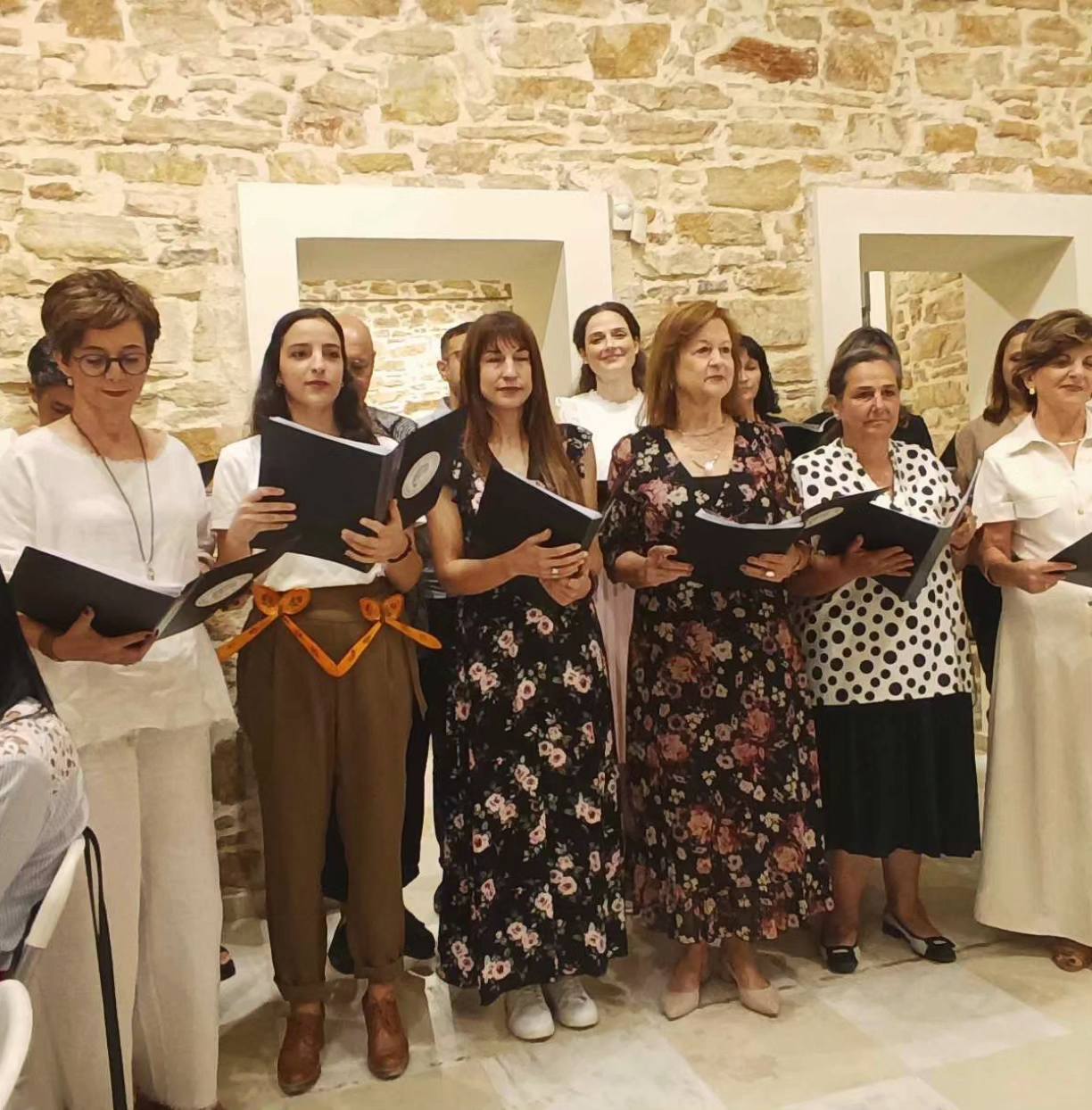 Με μια αγκαλιά τραγούδια, αγάπη, χορό