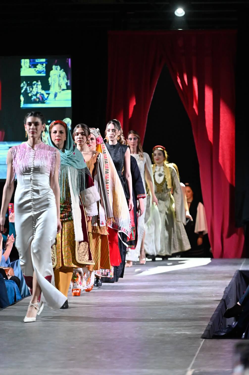 Επίδειξη Υψηλής Ραπτικής από το Λύκειο των Ελληνίδων Παιανίας