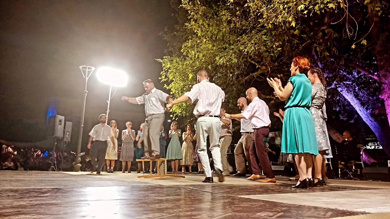 Κάτω απ' τον Γεροπλάτανο ρίζες που χορεύουν