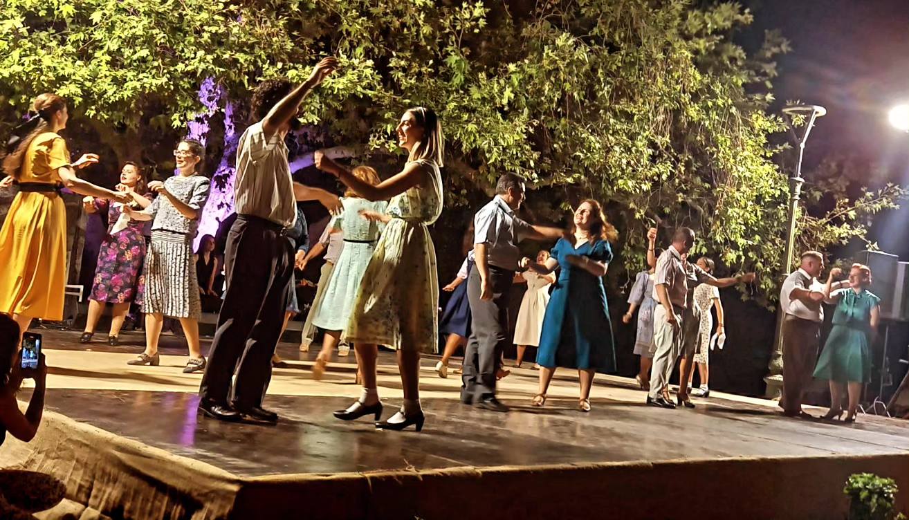 Κάτω απ' τον Γεροπλάτανο ρίζες που χορεύουν