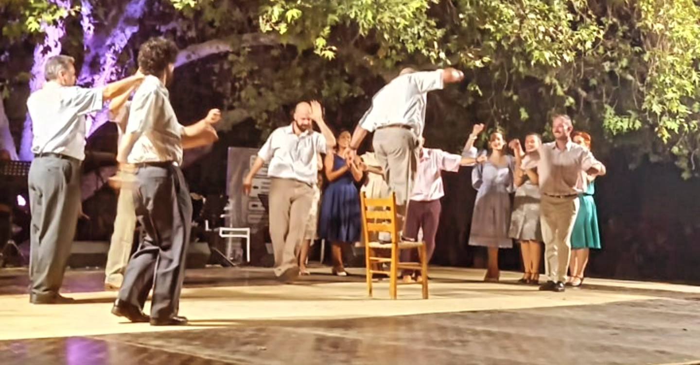 Κάτω απ' τον Γεροπλάτανο ρίζες που χορεύουν