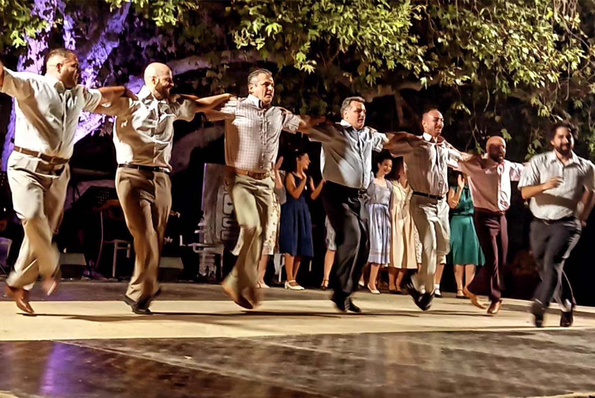 Κάτω απ' τον Γεροπλάτανο ρίζες που χορεύουν